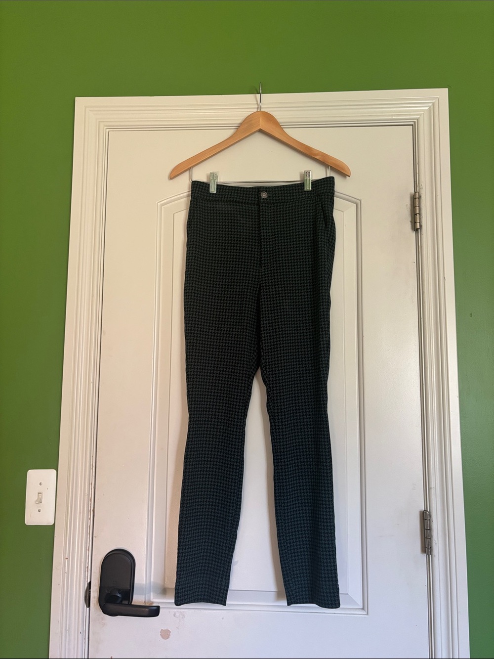Hollister Black and Green Checked Stretch Skinny Pants. Size Medium